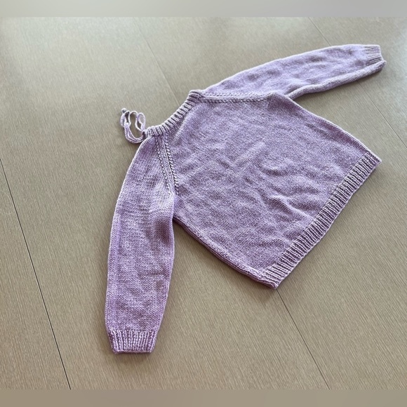 VINTAGE HAND KNIT GIRL’S PURPLE SWEATER - Picture 3 of 8